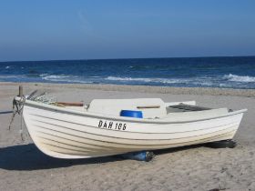 Boot am strand Seite.JPG